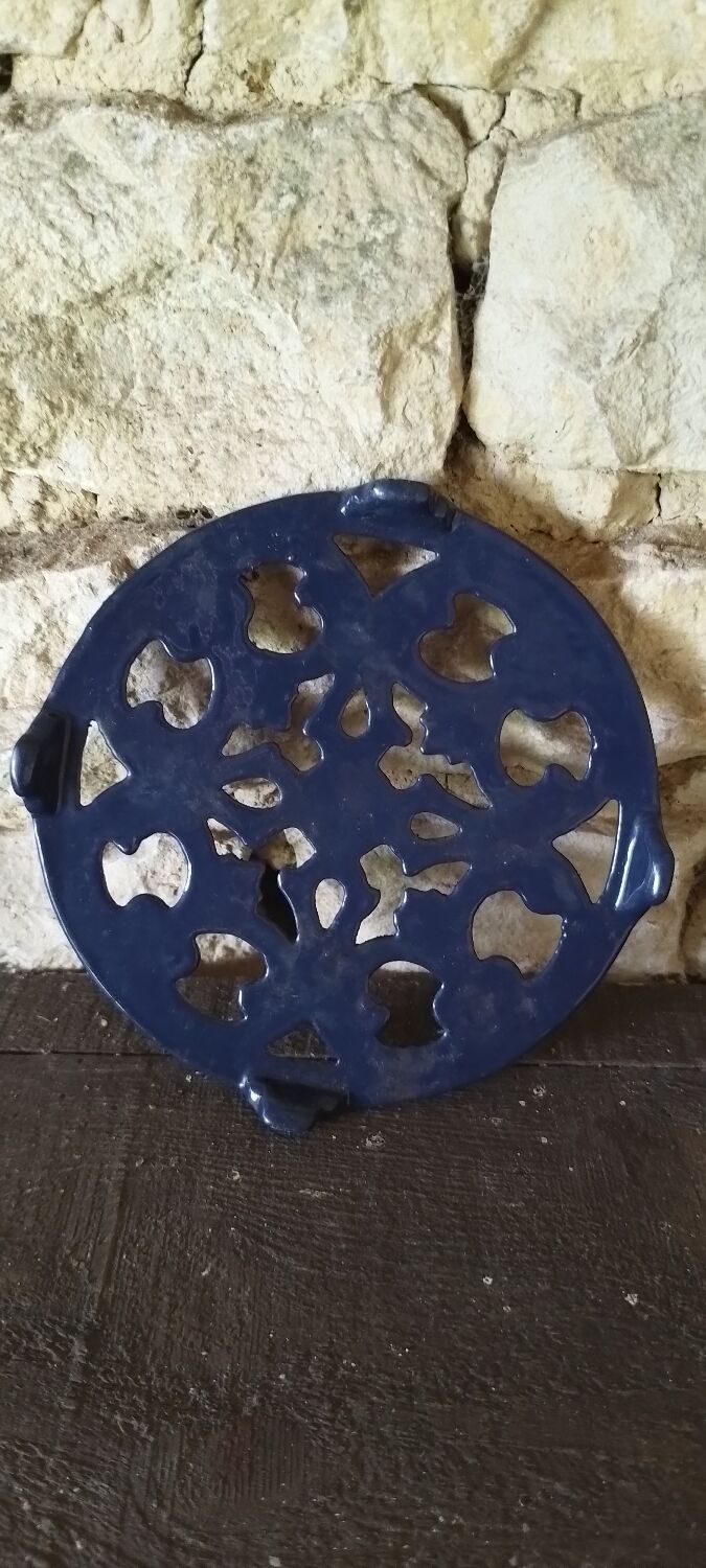 Enamelled cast iron trivet