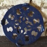 Enamelled cast iron trivet