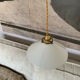 Ancienne suspension vintage en opaline blanche