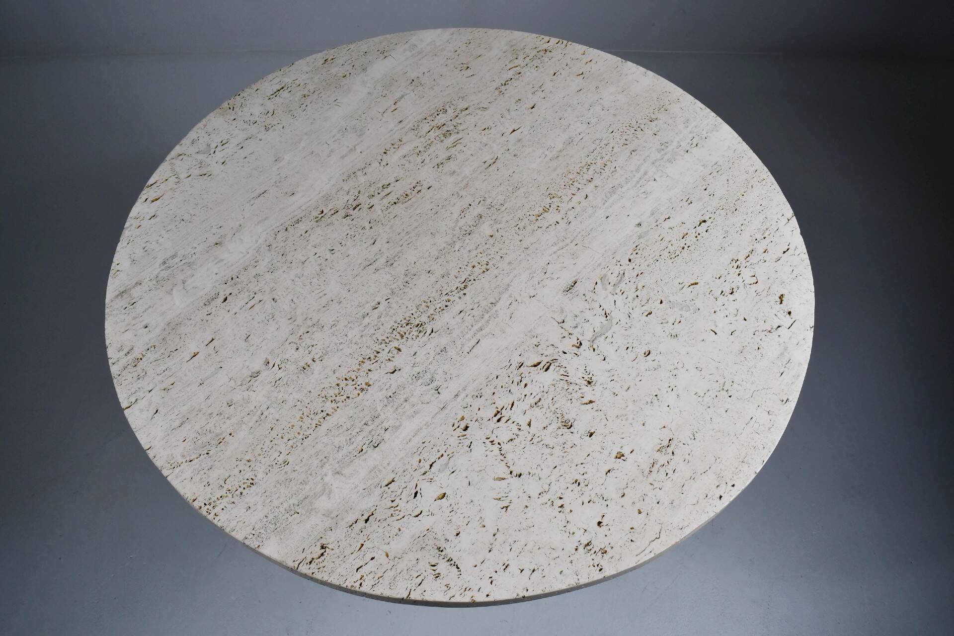 Table de bistrot/salle à manger en travertin vintage avec base en métal. (B)