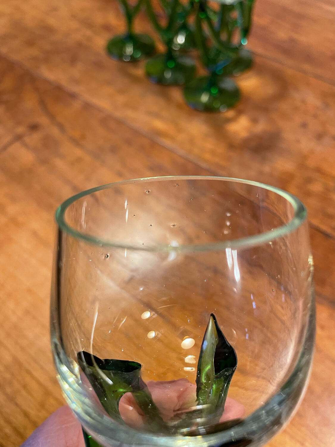 Ensemble de 7 verres à pied d’inspiration alsacienne