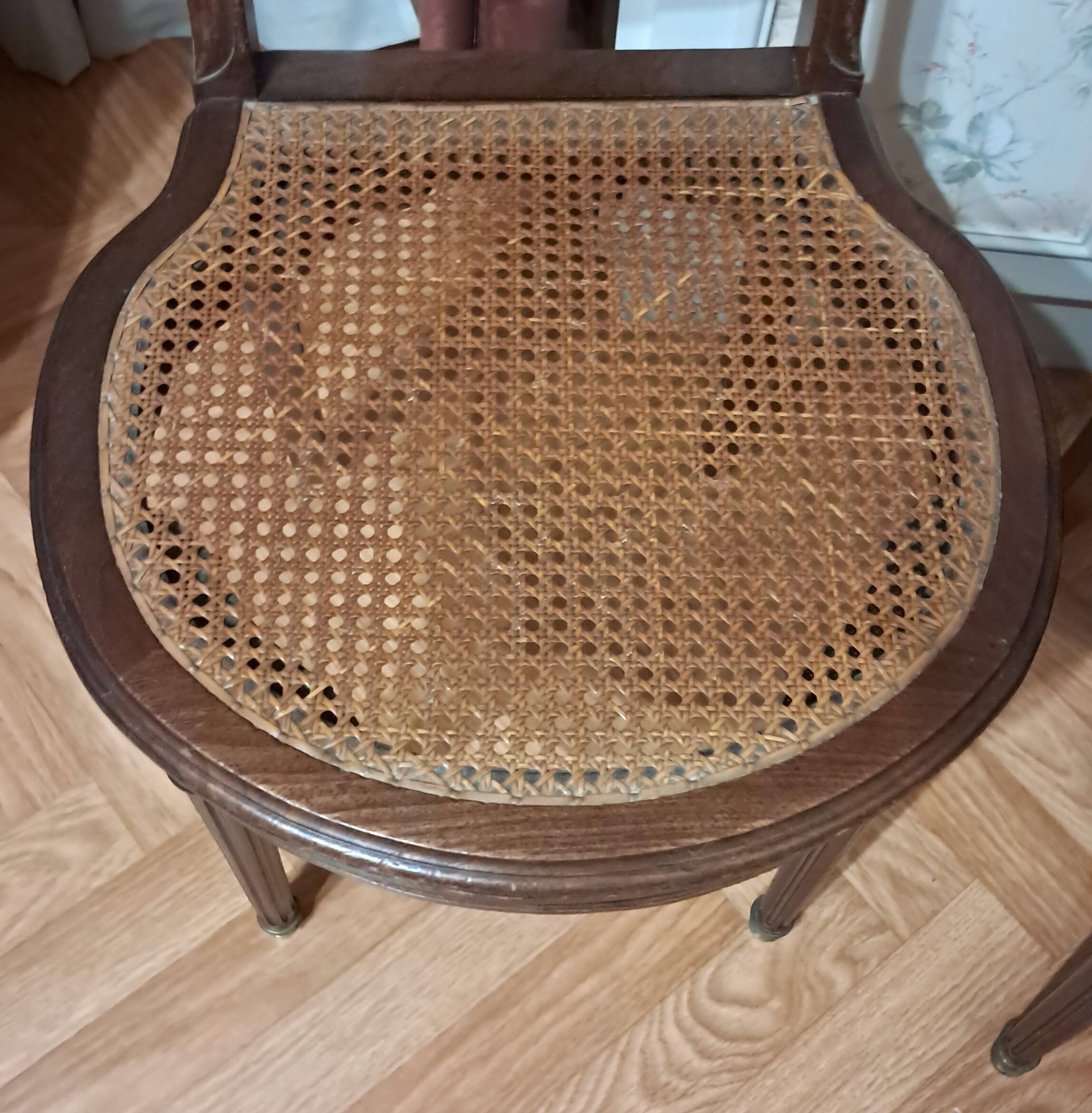 Paire de chaises 1900 en acajou et loupe de noyer marqueté.