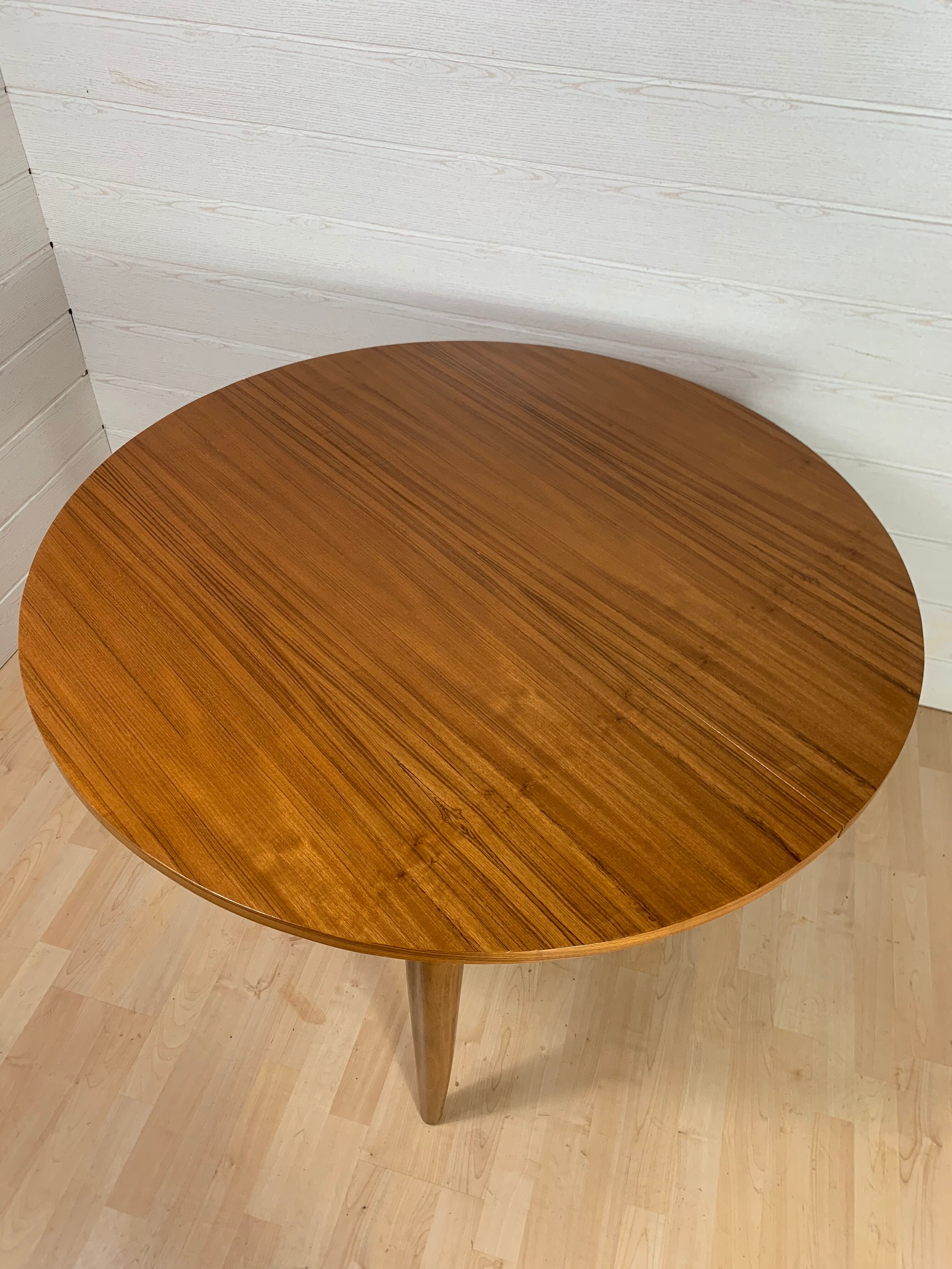 Vintage round table in walnut 1960