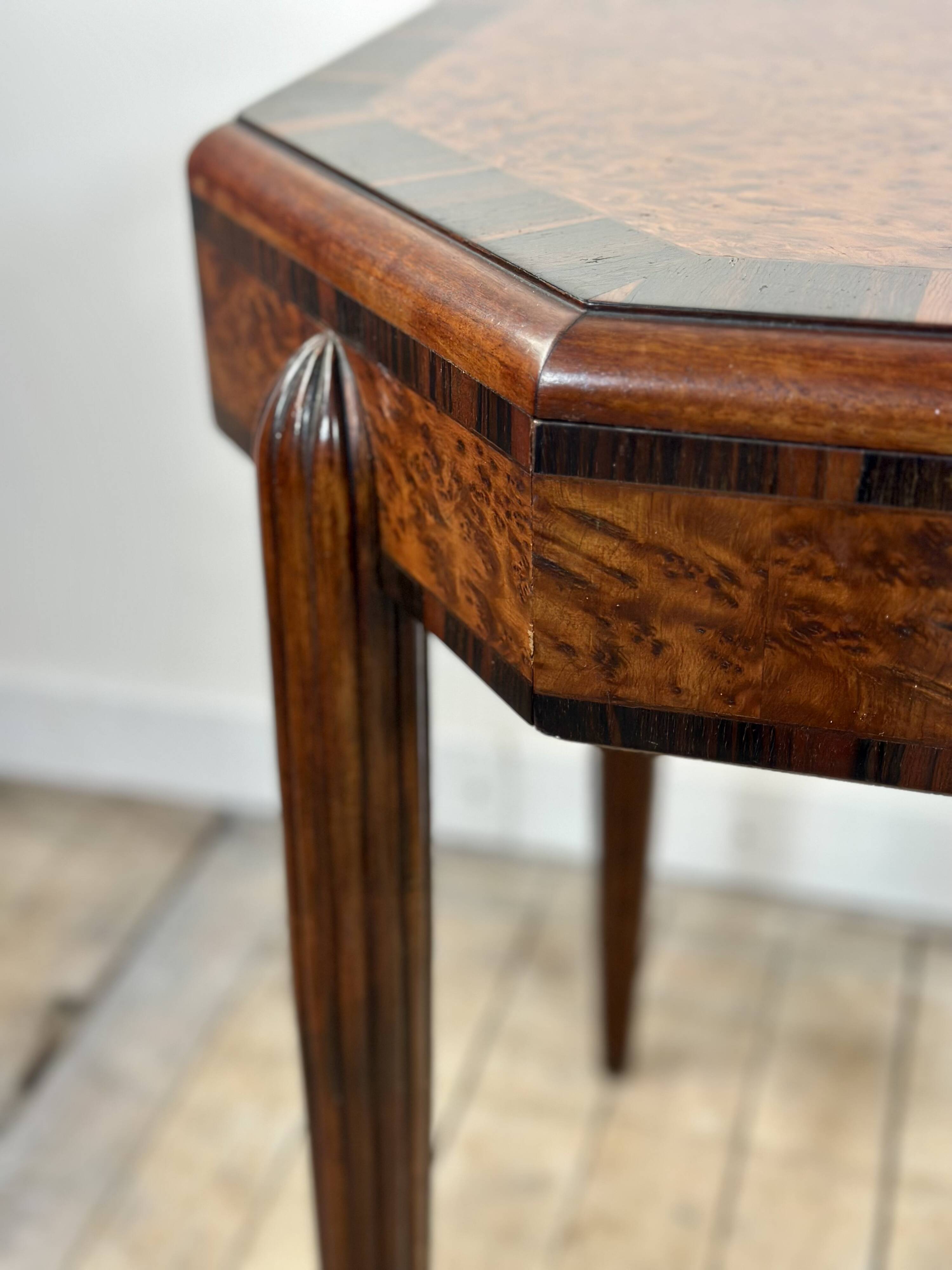 Art Deco gueridon in walnut burl marquetry, 1930.