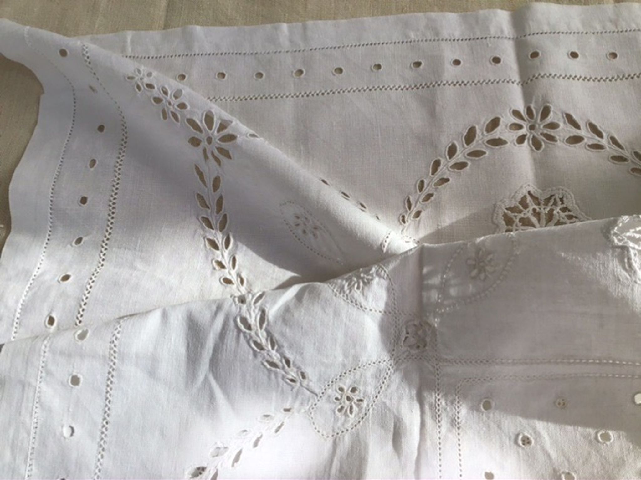 Linen table centre
