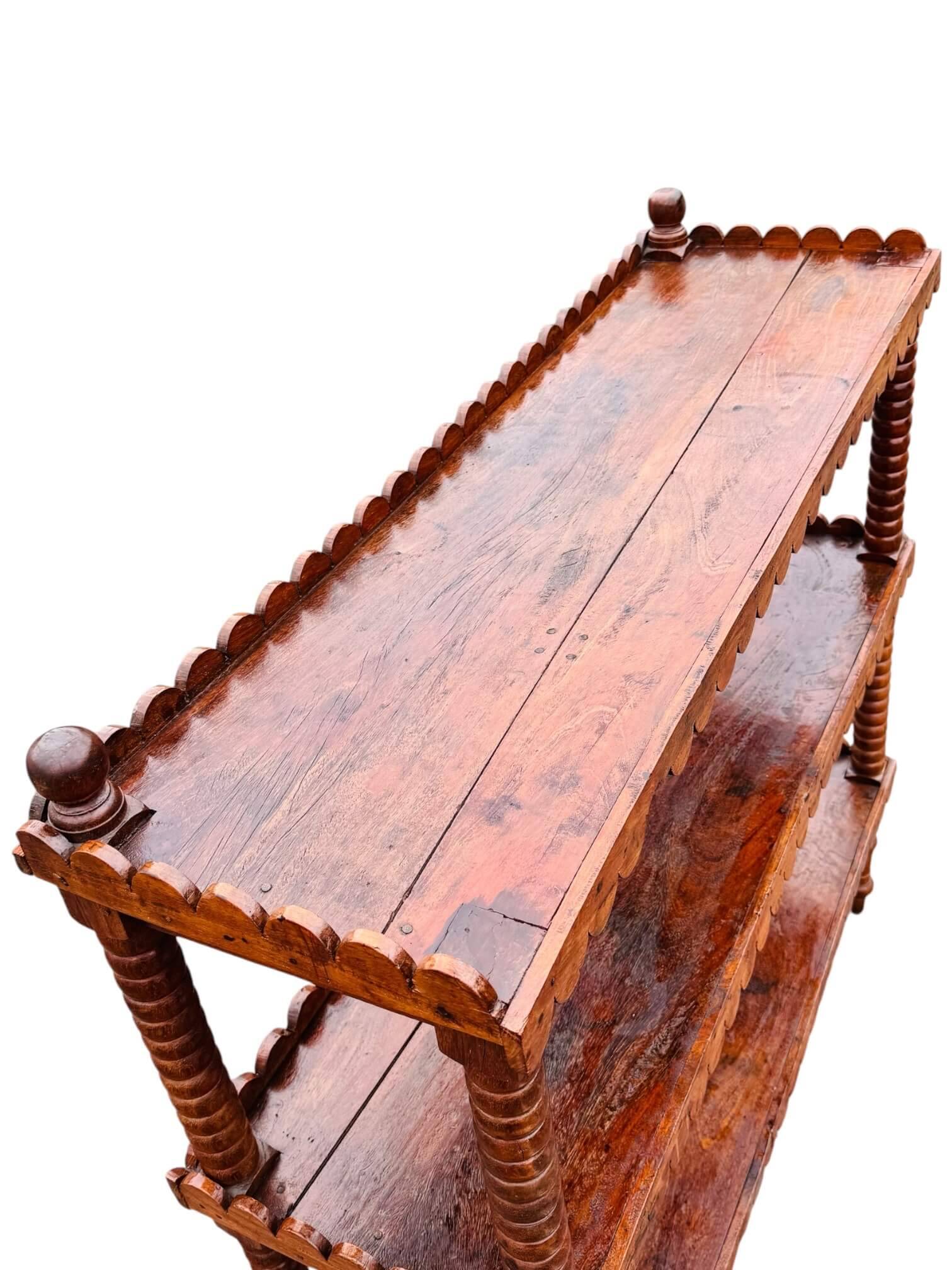 Ancienne grande étagère sur pieds