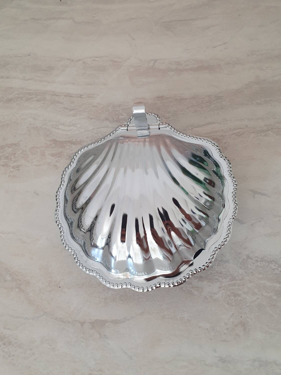 Shell butter dish in silver metal and its white glass cup