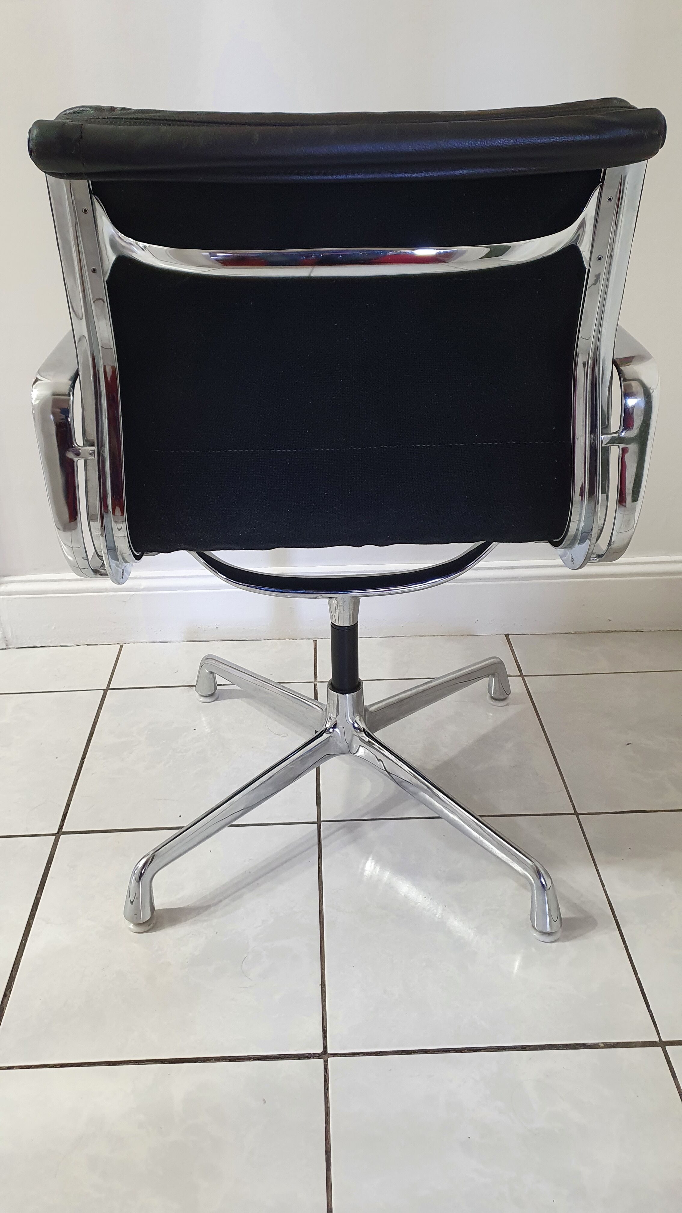 Fauteuil en cuir Softpad design Eames pour Herman Miller, années 70