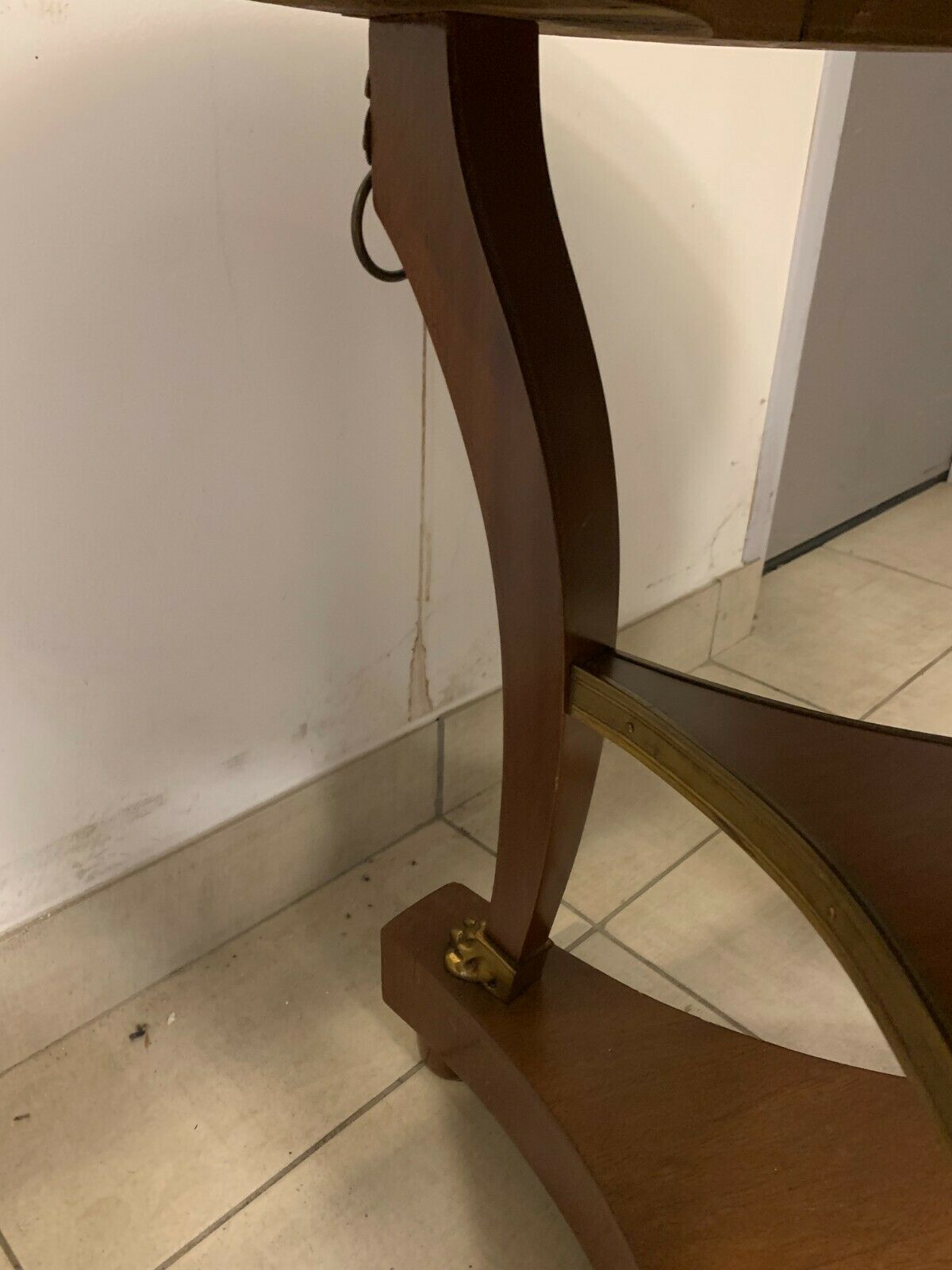 Empire-style tripode healing in mahogany top of marble gallery