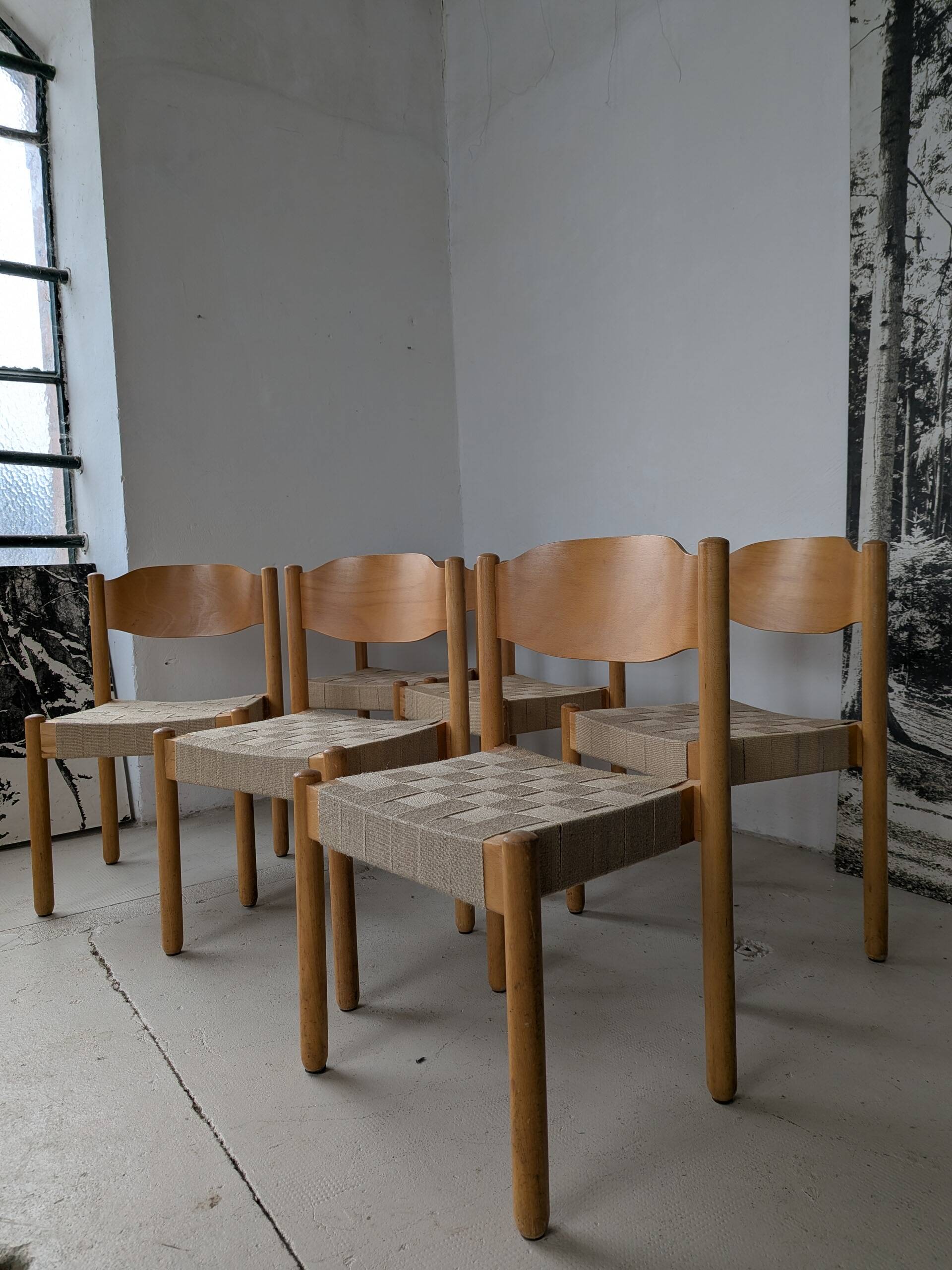 Set of 6 stackable chairs in beech and jute.