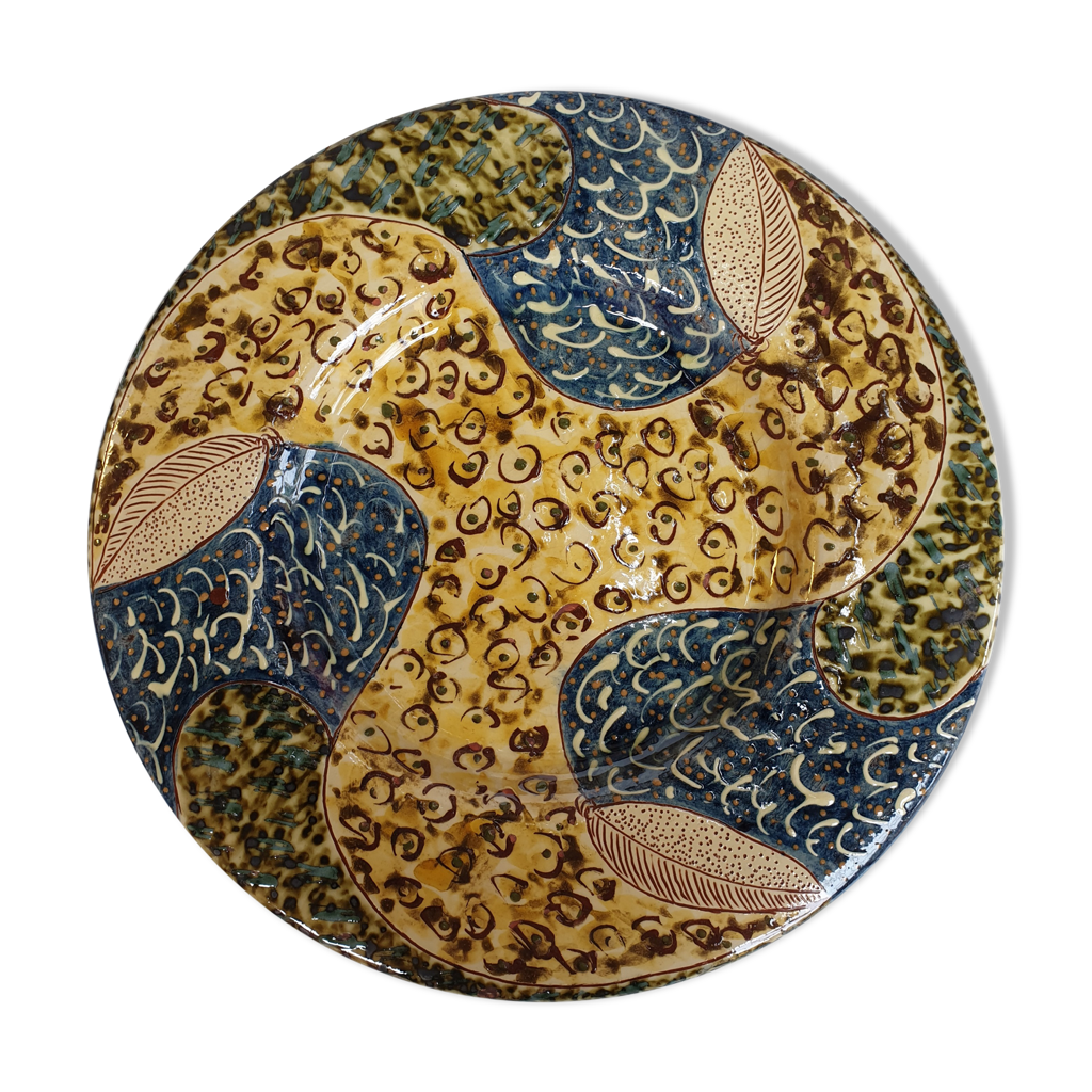 Un ensemble de plats en céramique rustique avec des textures