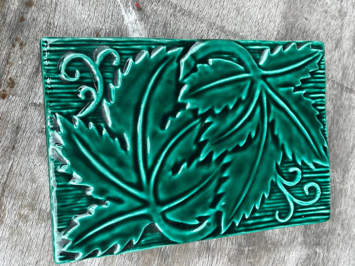 Green Ceramic Trivet with Leaf Decoration - Art Deco Period 1