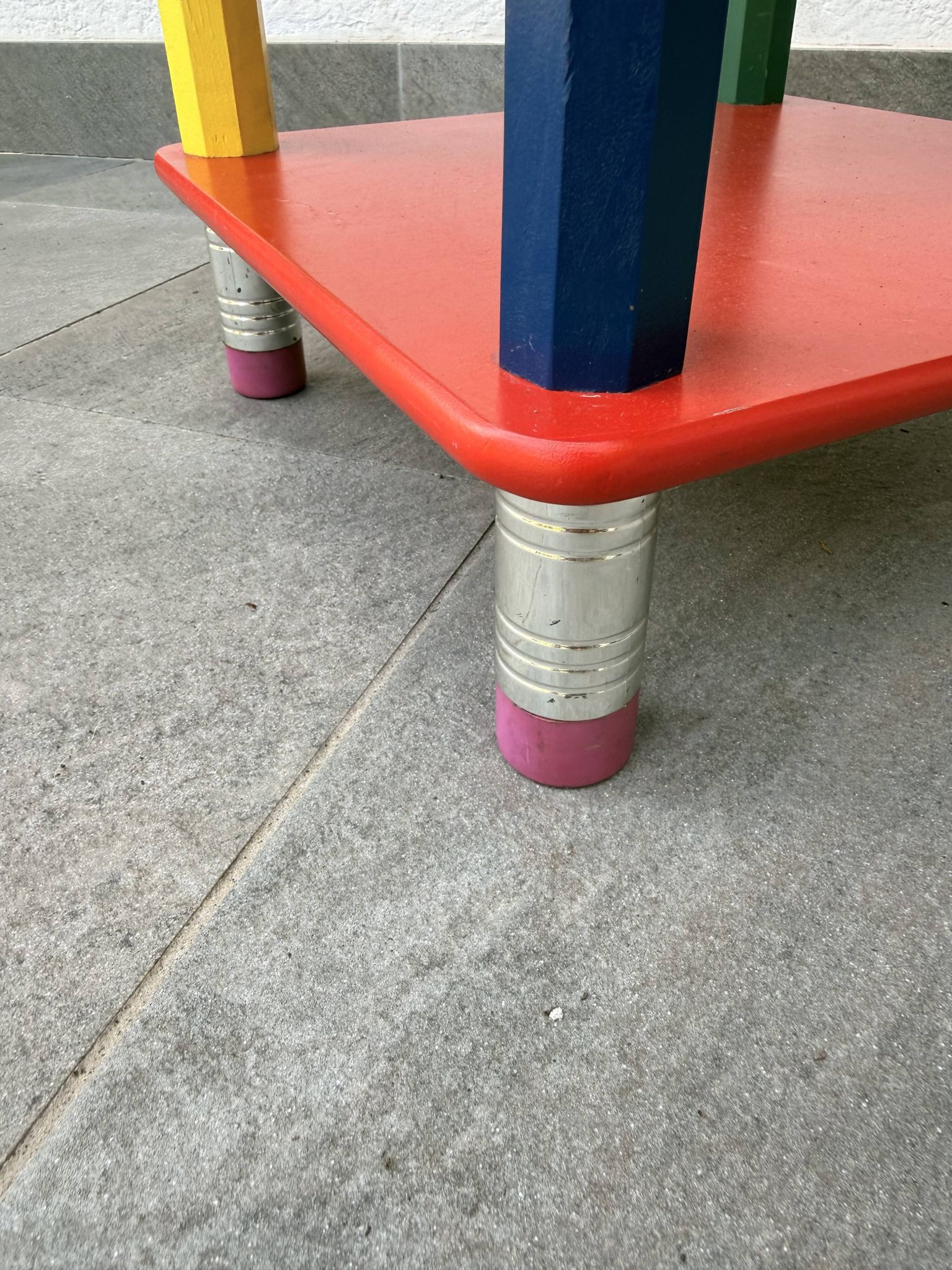 Table d'appoint années 80 crayons, attribuée à Pierre Sala