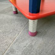 Table d'appoint années 80 crayons, attribuée à Pierre Sala
