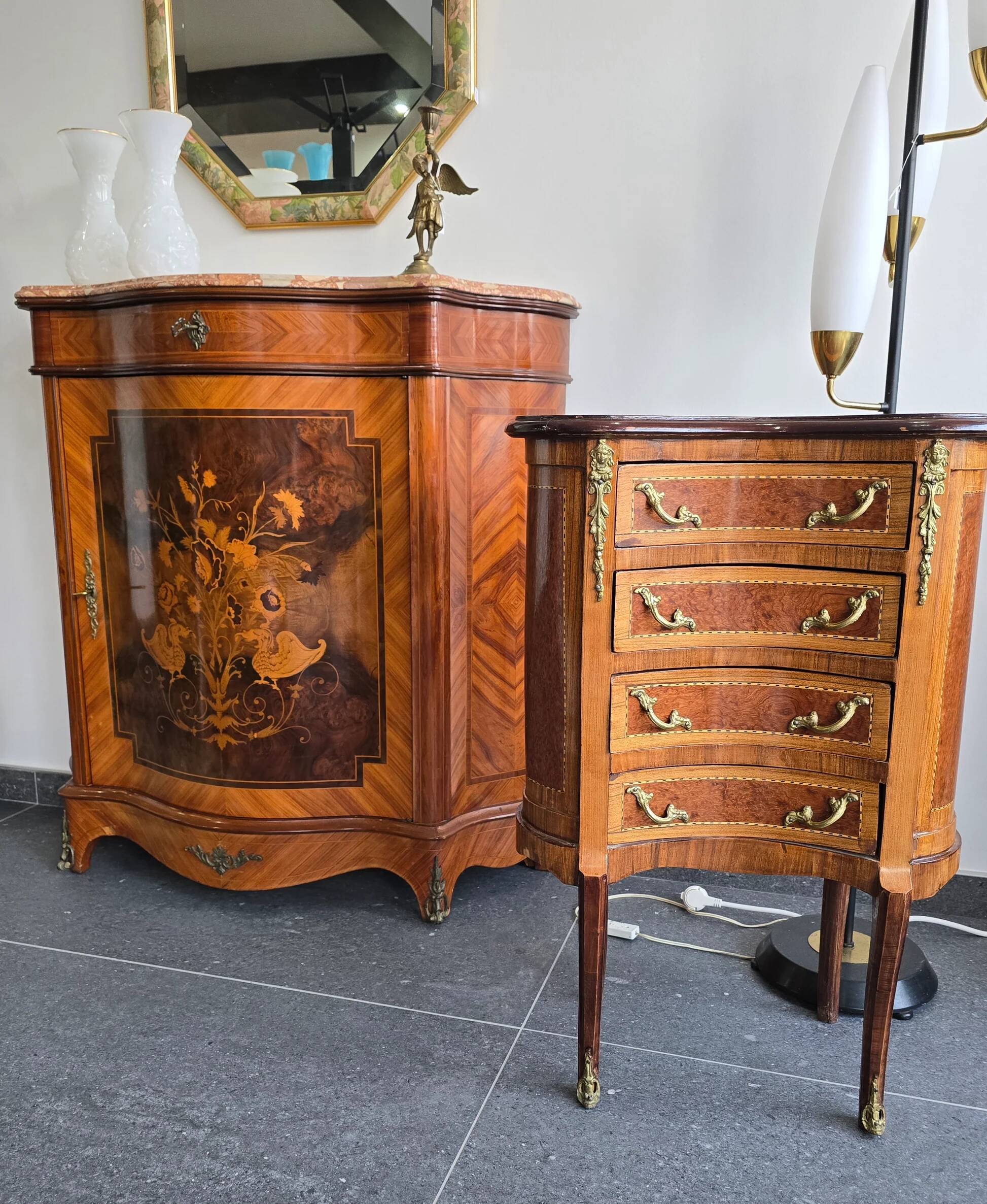 Curved support furniture in floral marquetry – Louis XV style, marble top, late 19th century.