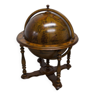 Bar globe maps rolling world