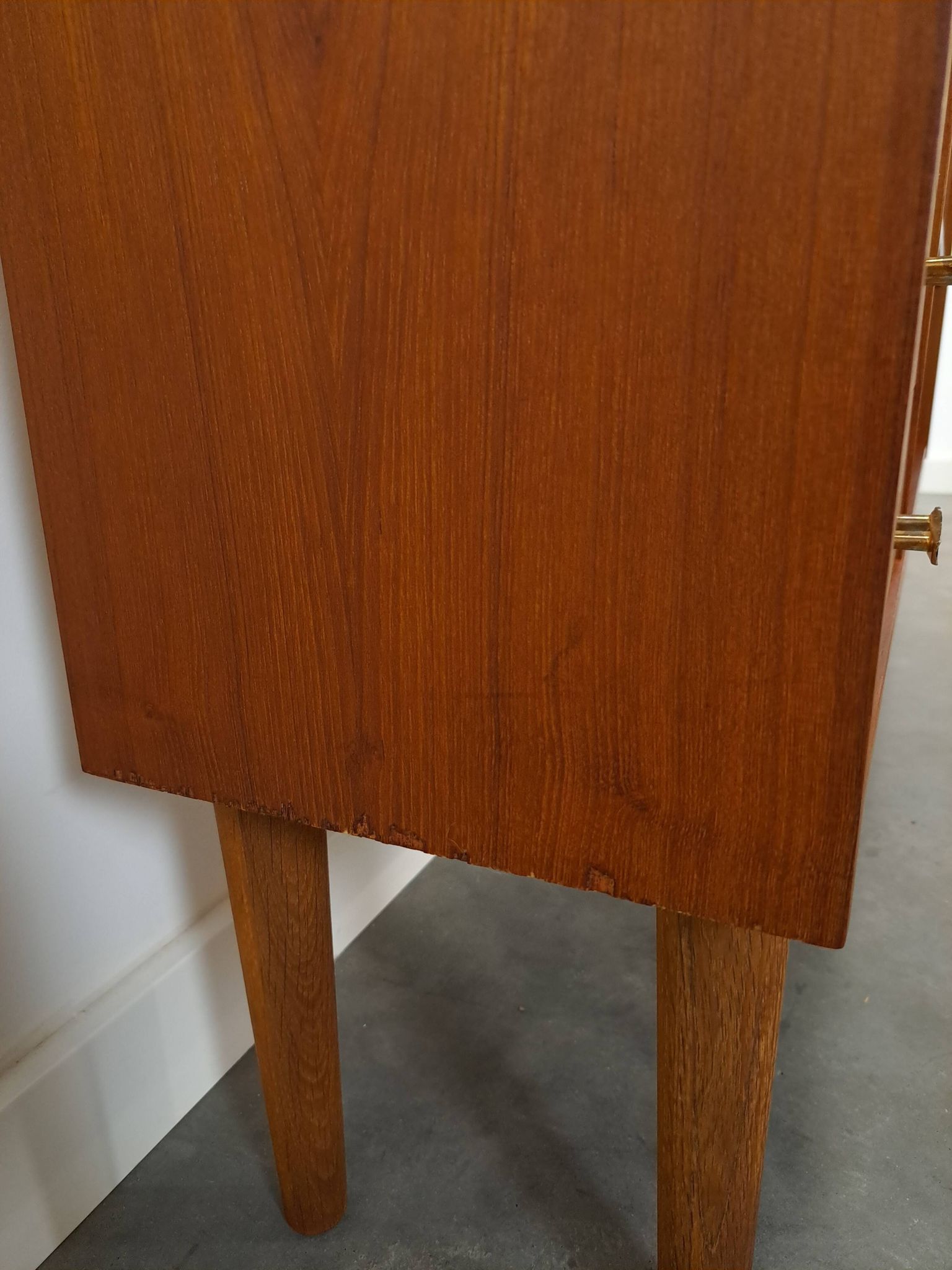 Deens teak vakkenkast met lades en hoge poten, vintage wandkast