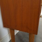 Deens teak vakkenkast met lades en hoge poten, vintage wandkast