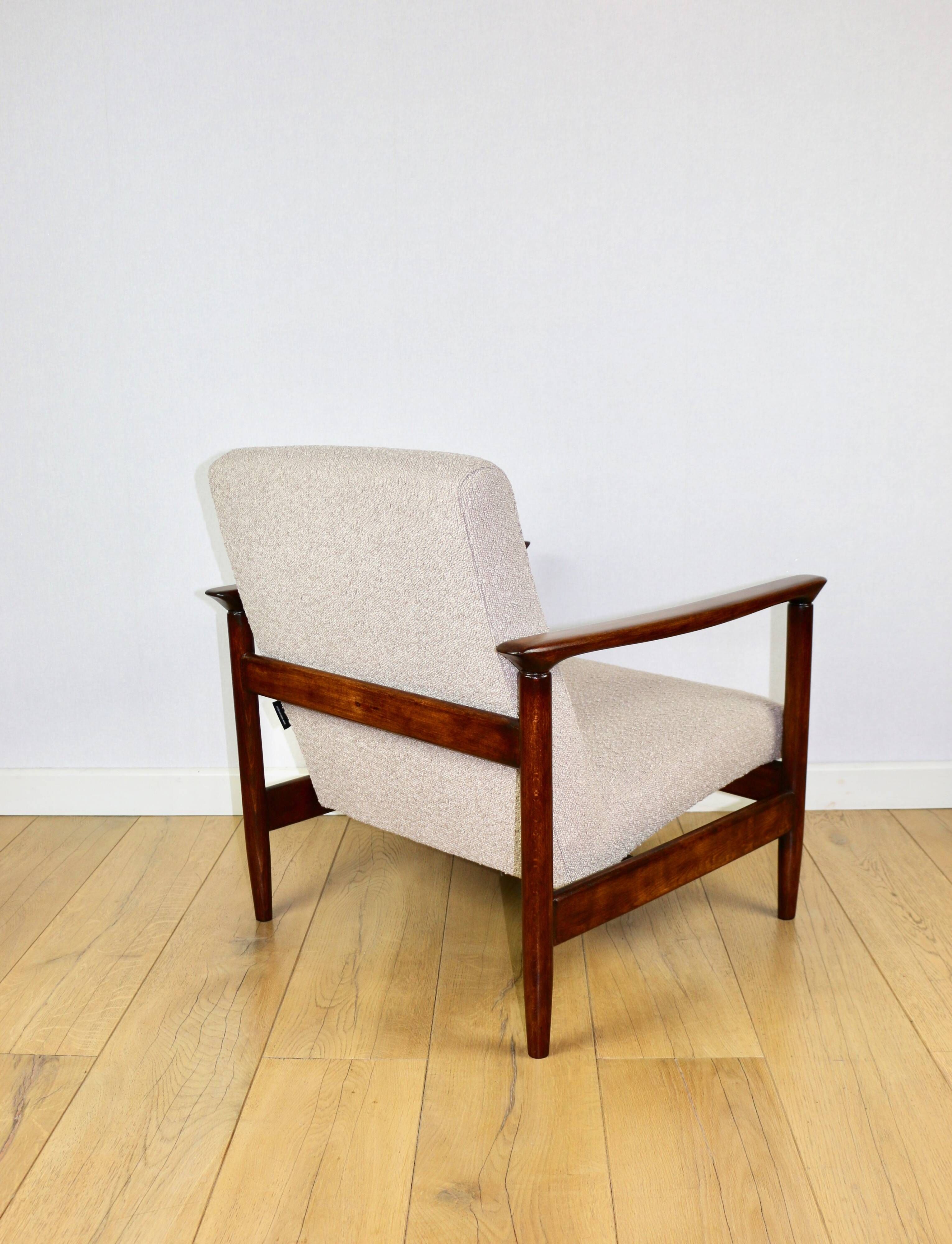 Fauteuil GFM-142, design d'Edmund Homa des années 70, en bouclé beige, bois foncé.