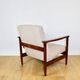 Fauteuil GFM-142, design d'Edmund Homa des années 70, en bouclé beige, bois foncé.