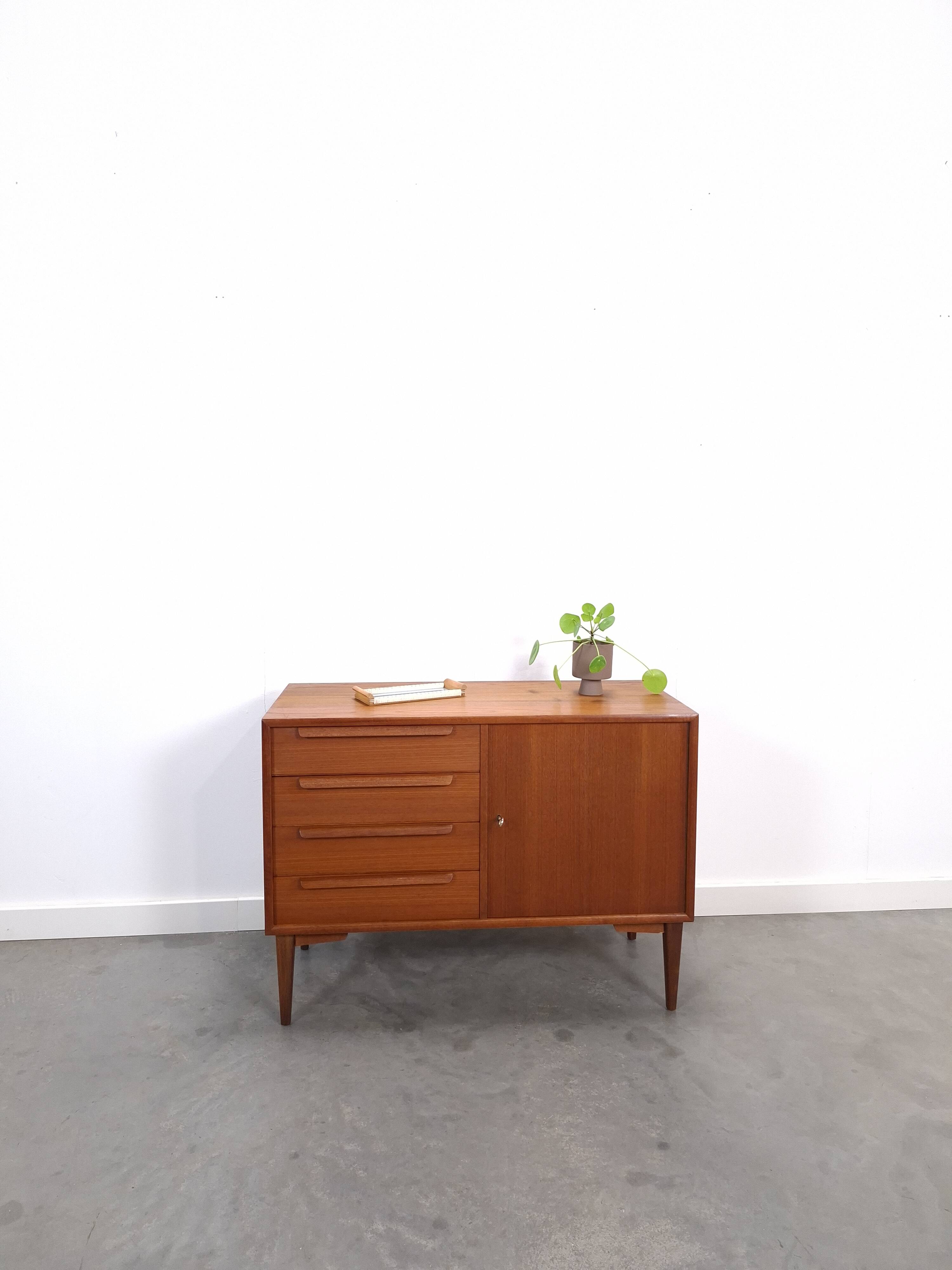 Teak sideboard met 4 lades en houten grepen, Bornhold