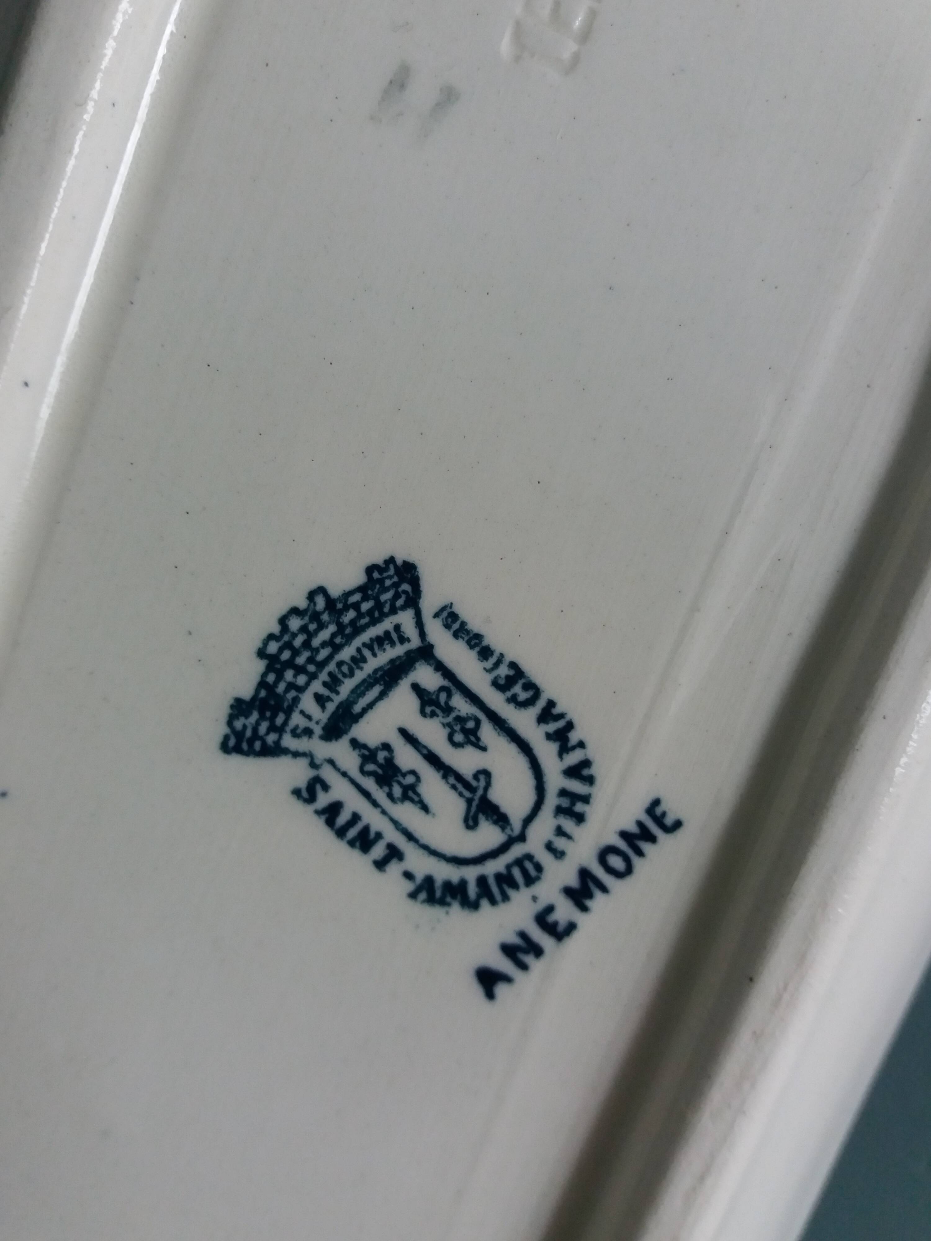 Saint Amand Terre de fer soap dish pocket with blue Anemone decor