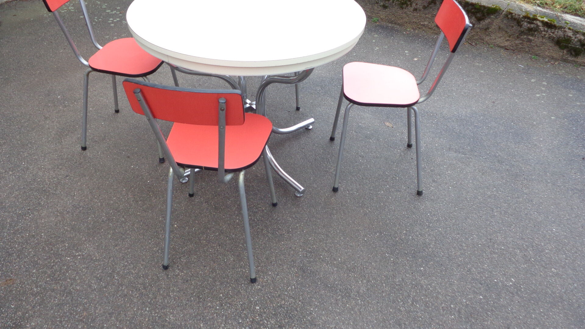 Kitchen table & its 4 chairs