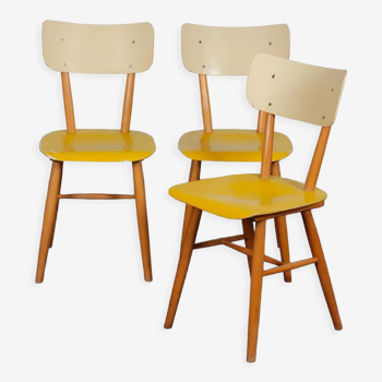 Suite de 3 chaises produites par Ton dans les années 1960