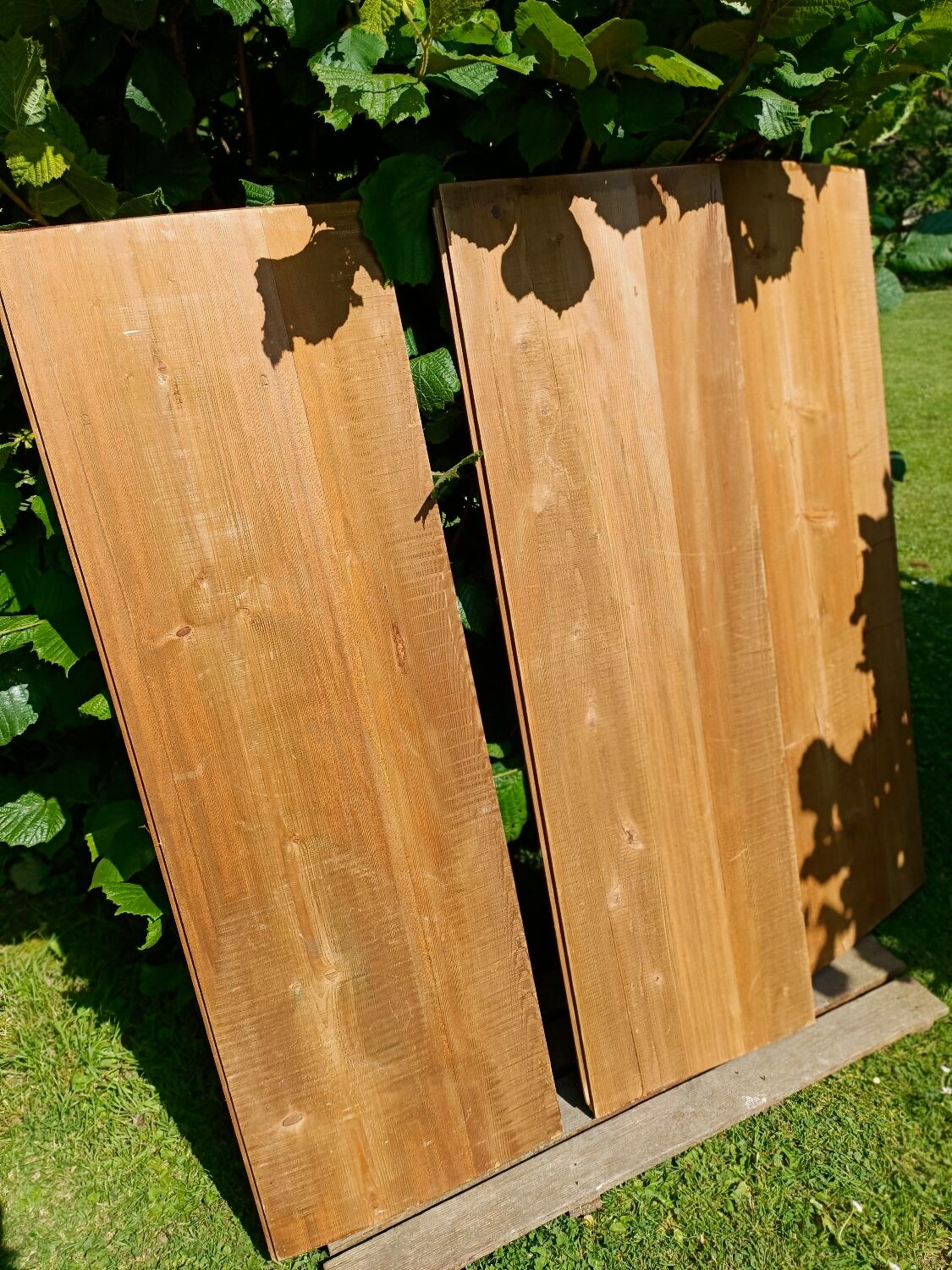 Extendable dining table