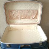 Vintage nesting suitcases called "flight attendant"
