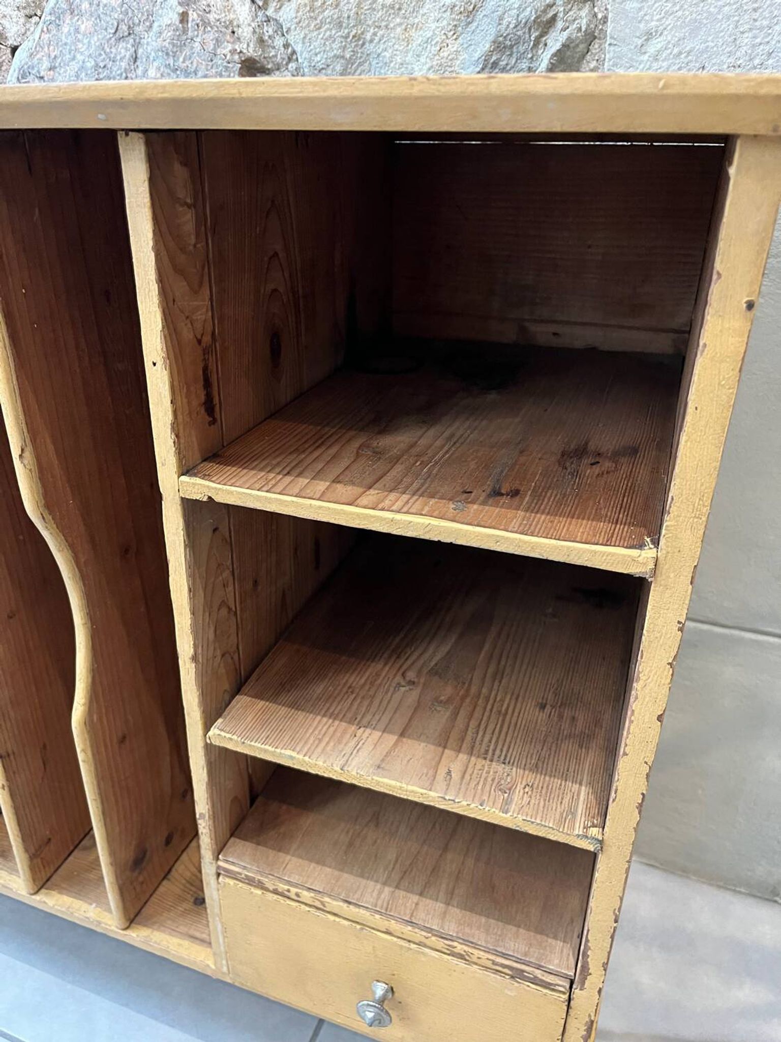 Meuble de métier à casier de tri et tiroirs