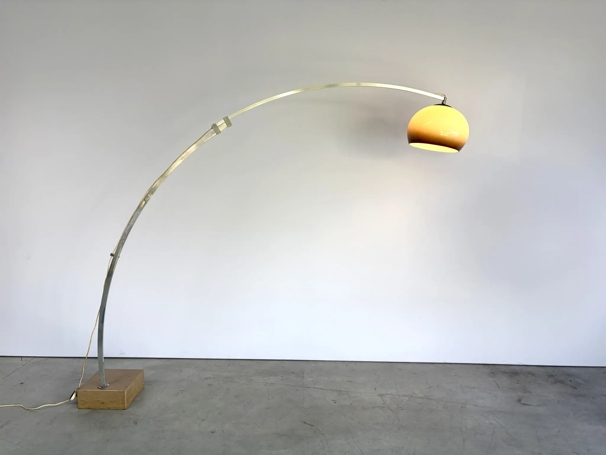 Large extendable arch floor lamp, 1970s