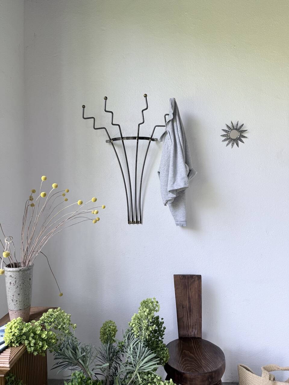 Porte manteau mural zigzag en métal et laiton 1960