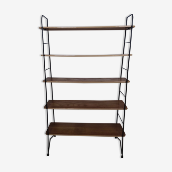 Shelves on string feet