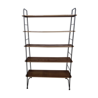 Shelves on string feet