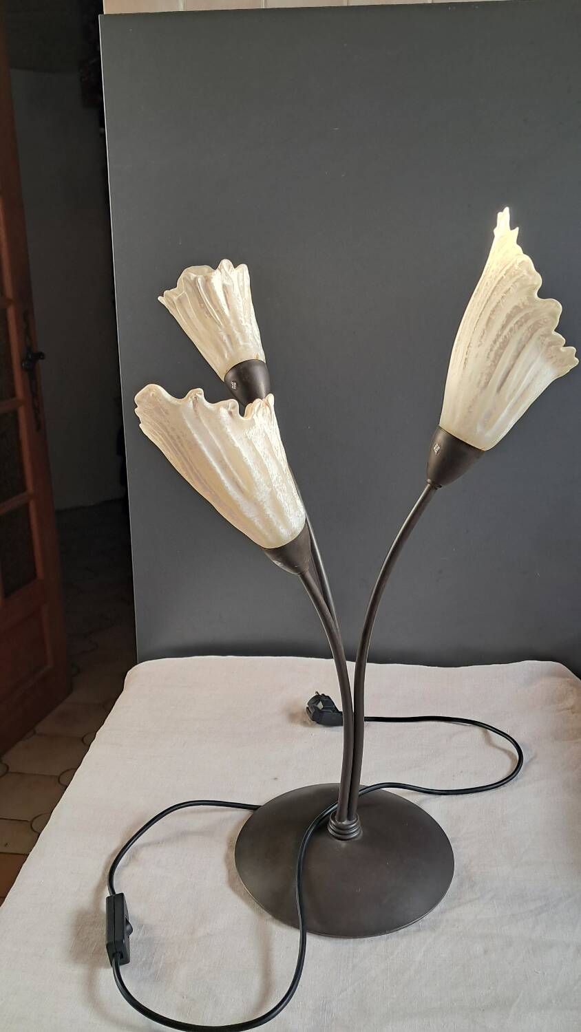 Triple flower lamp in metal and glass