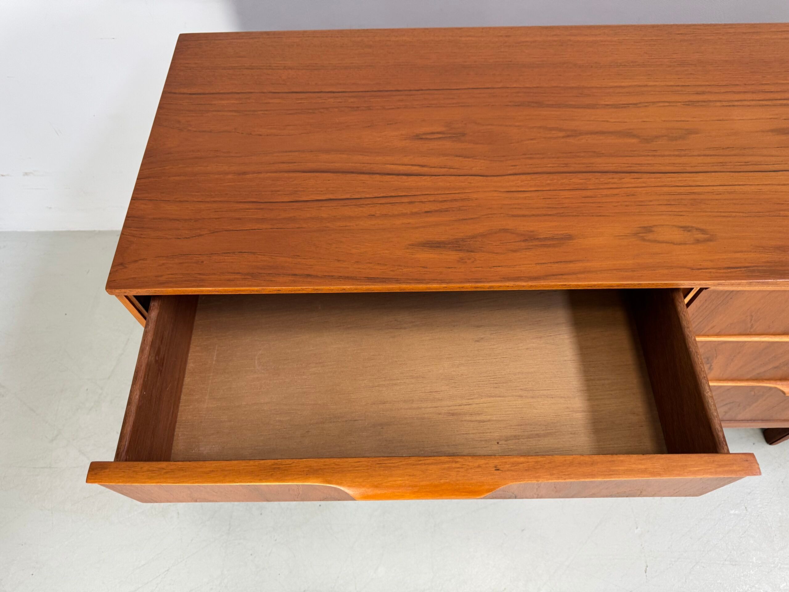 Vintage Austinsuite sideboard.