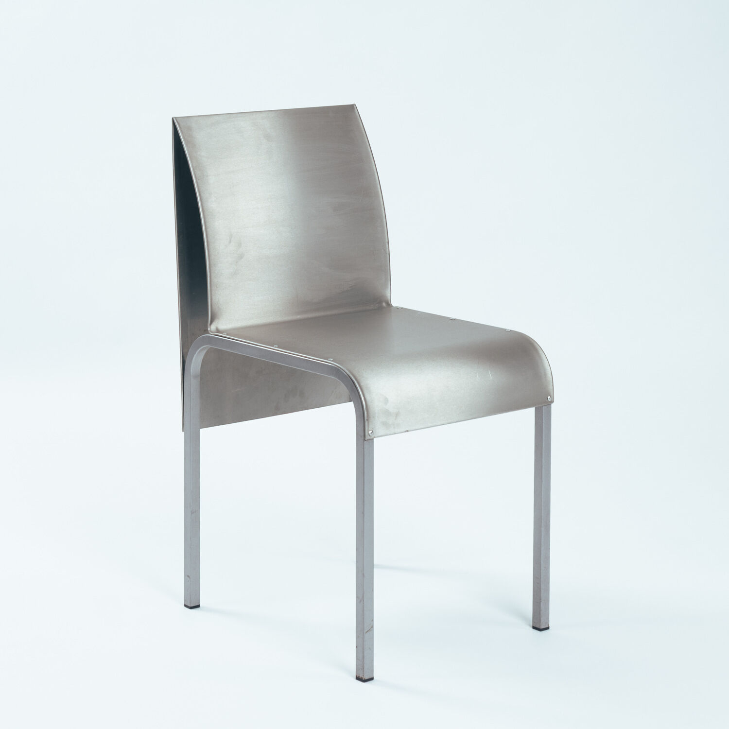 Ensemble de salle à manger sculptural postmoderne en aluminium et acier, Belgique, années 1980/90.