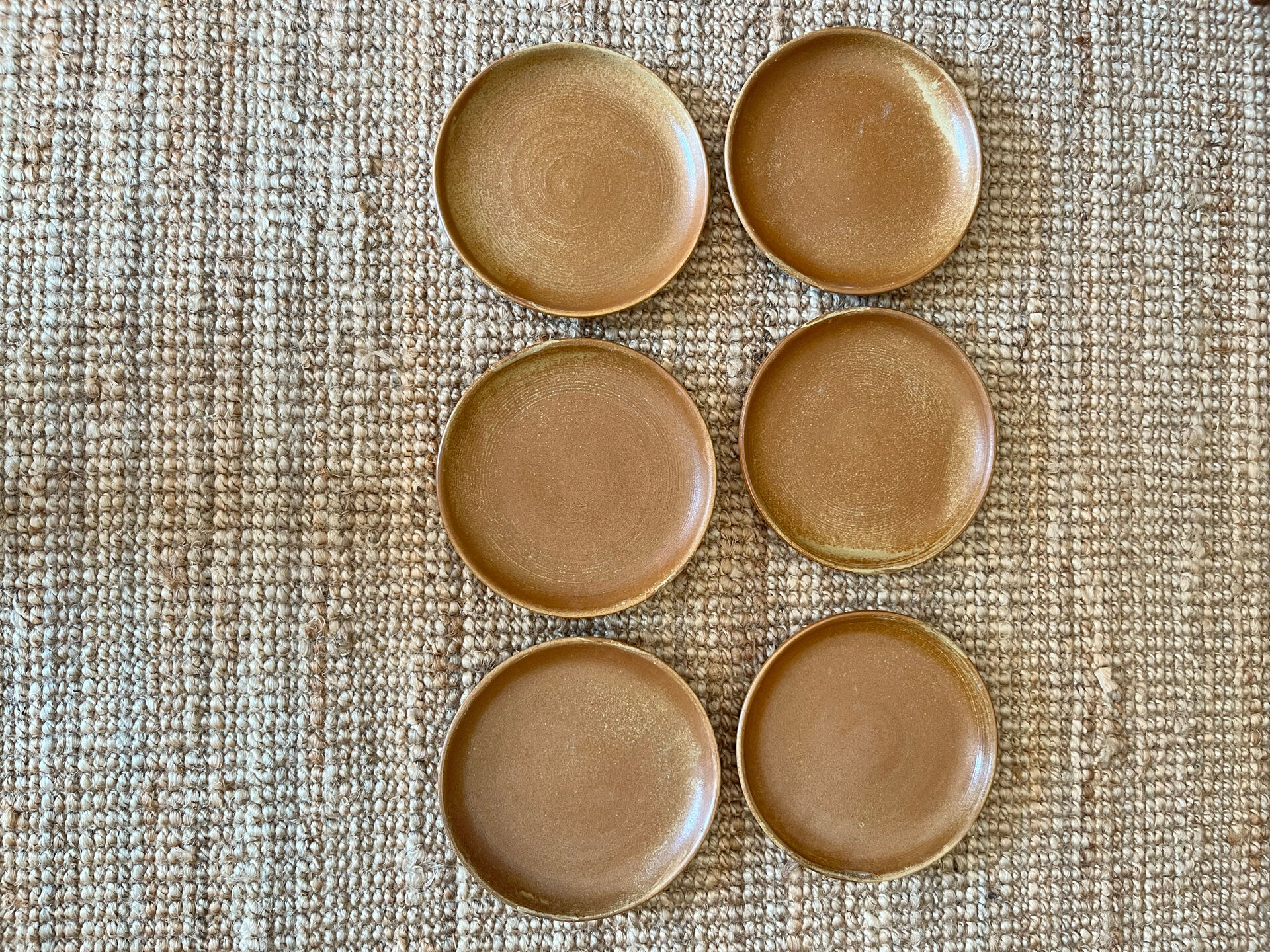6 flat plates in stoneware