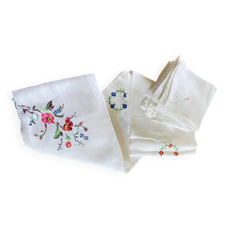 Embroidered tablecloth and 12 vintage napkins