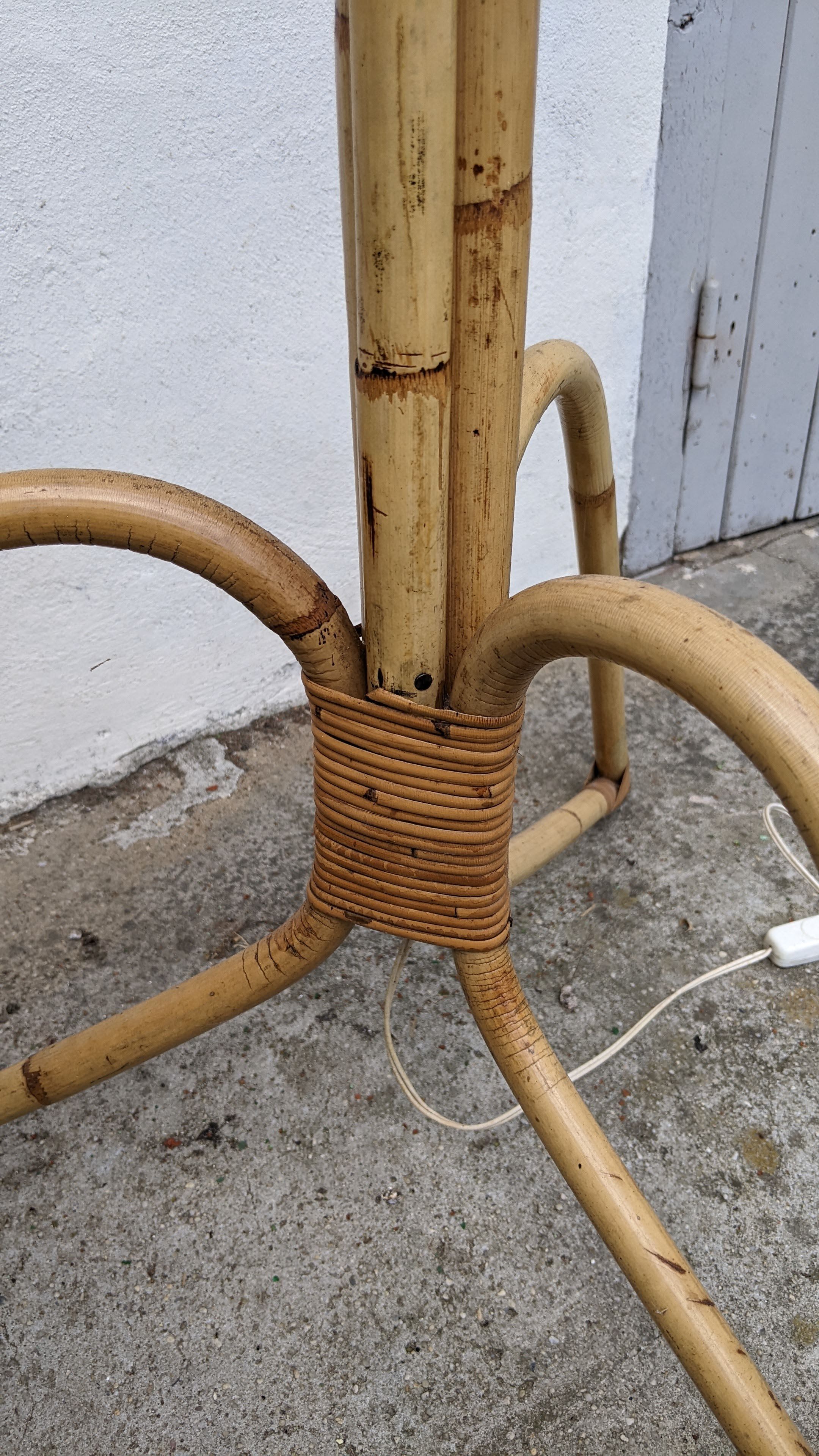 Floor lamp with vintage rattan lampshade