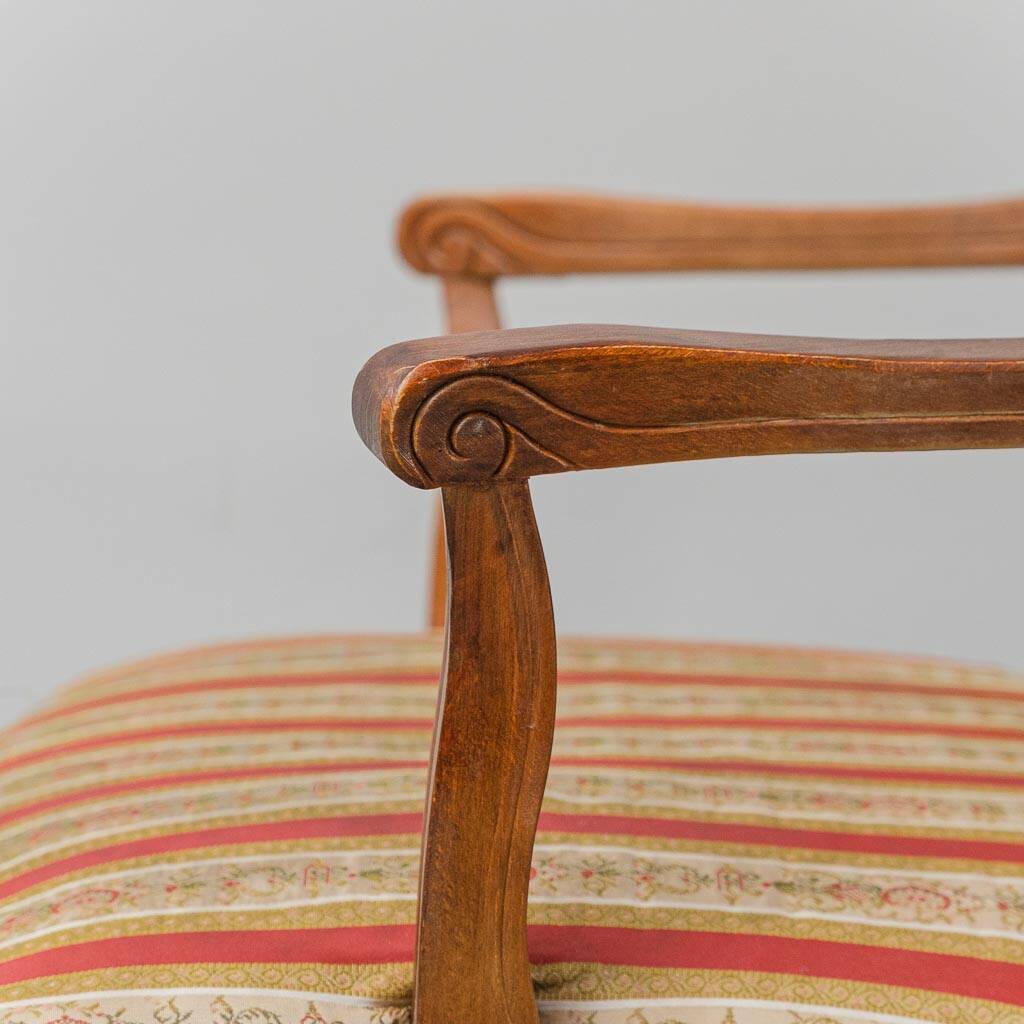 Paire de fauteuils de style parisien en bois avec des accoudoirs en tissu rayé, vintage.