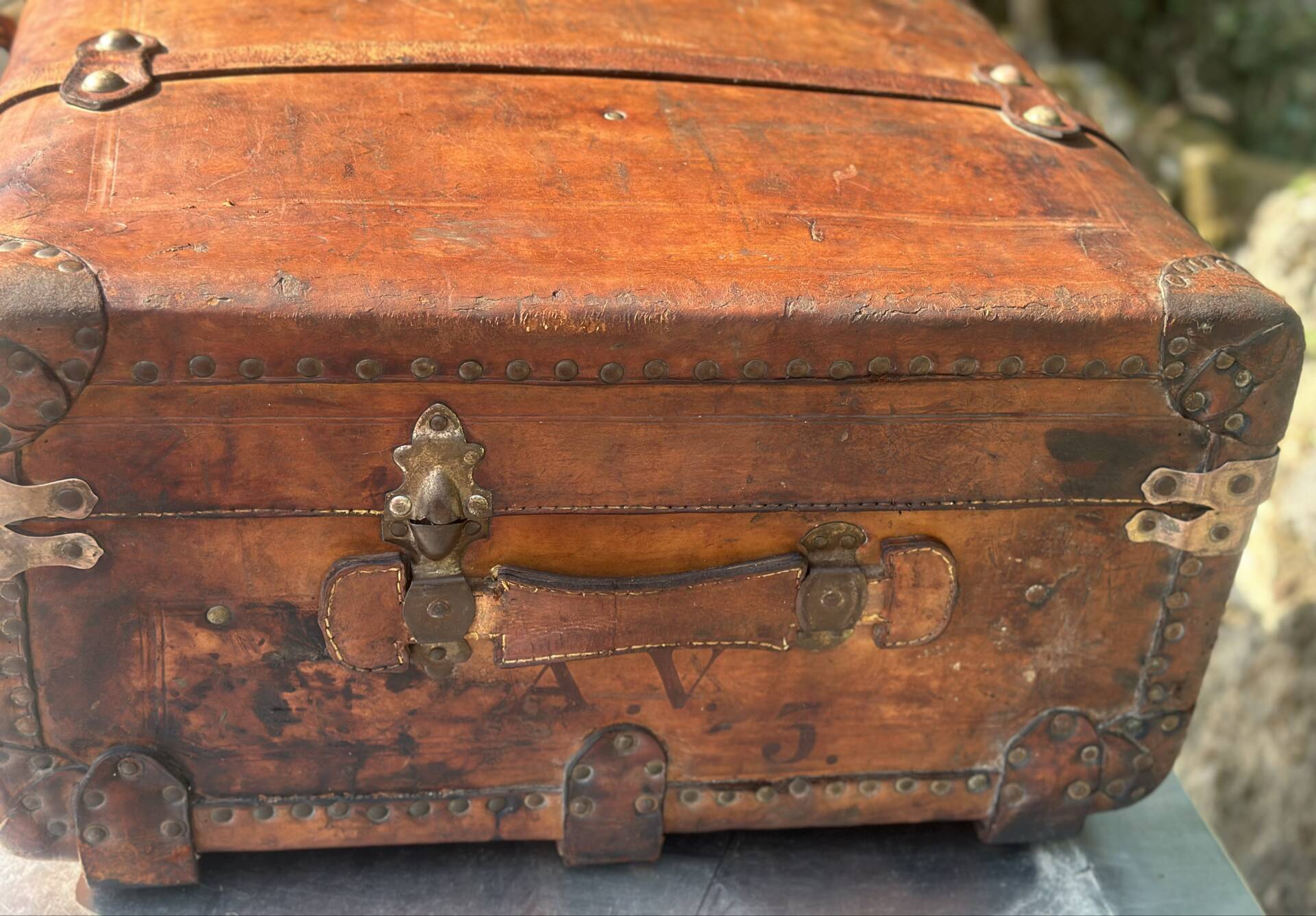 Large suitcase or trunk - leather suitcase, period 1910/1920.