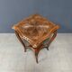 Table d'appoint en bois sculpté antique et élégant