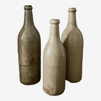 3 bouteilles anciennes en grès