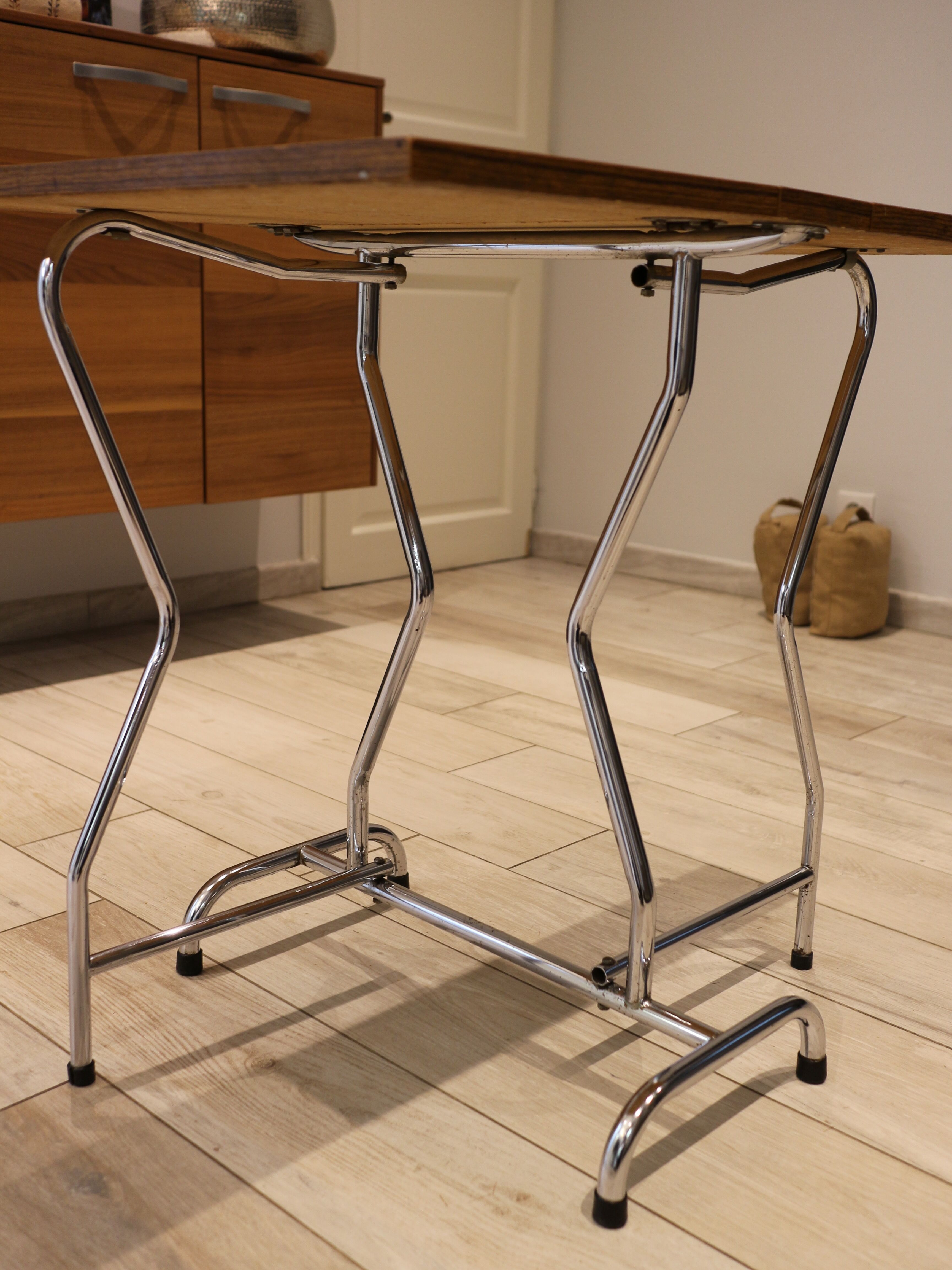 Table in folding brown Formica