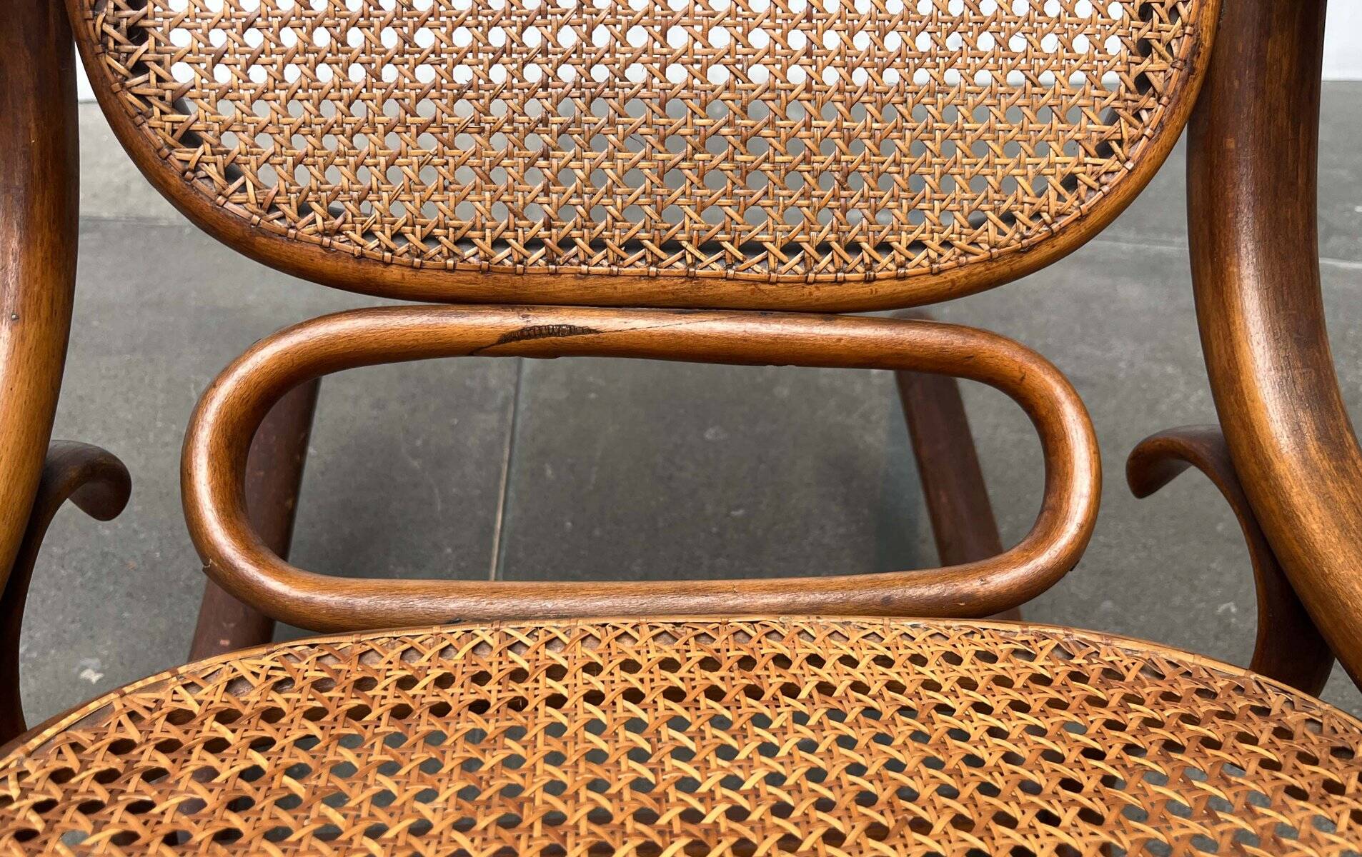 Curved wooden rocking chair Art Nouveau Jugendstil by Fischel, Austria, 1910s