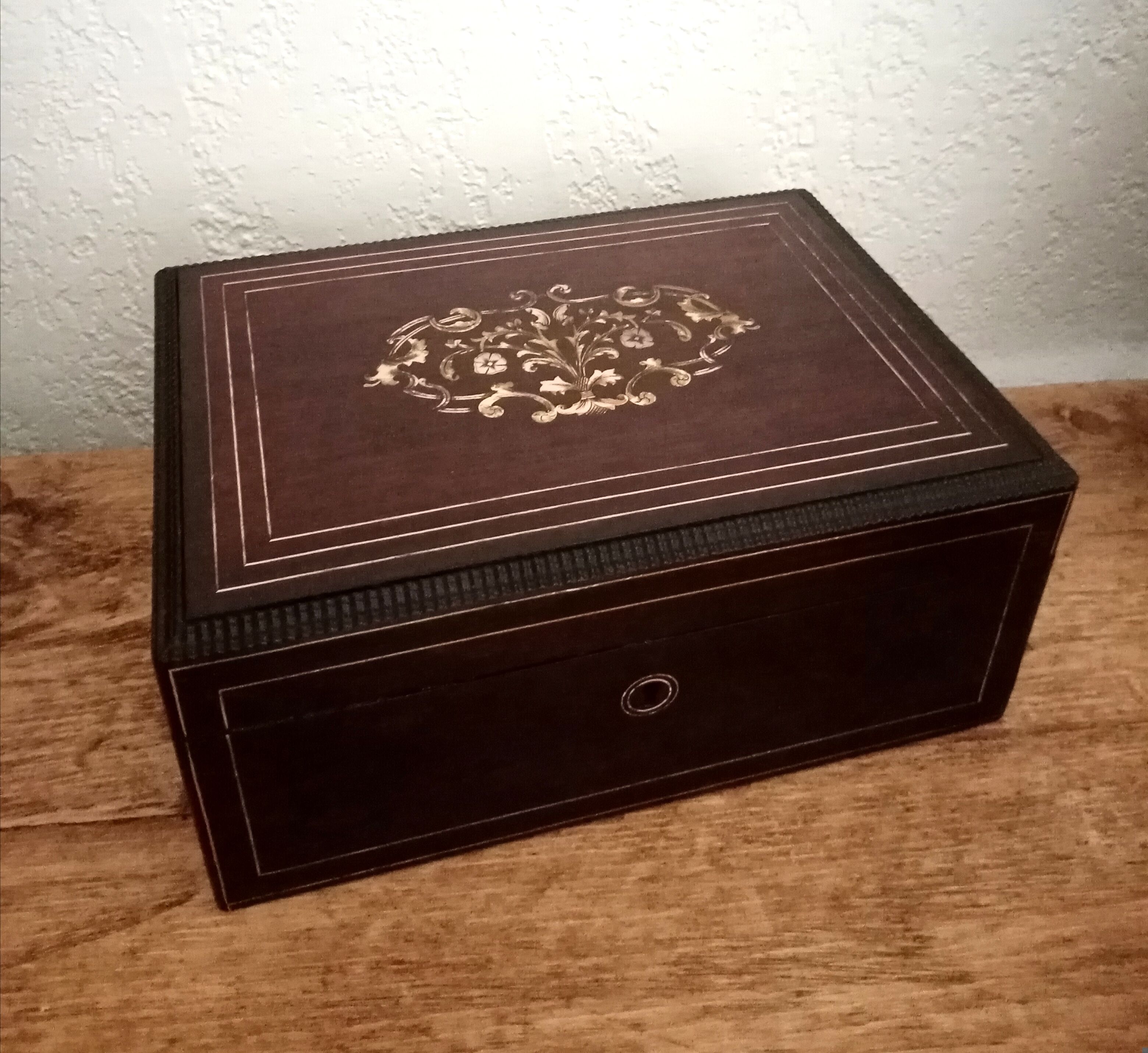 Former Napoleon III jewellery box inlaid brass marquetry, mother-of-pearl