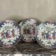 Suite de trois assiettes en porcelaine famille rose, Compagnie des Indes, Quianlong, Chine