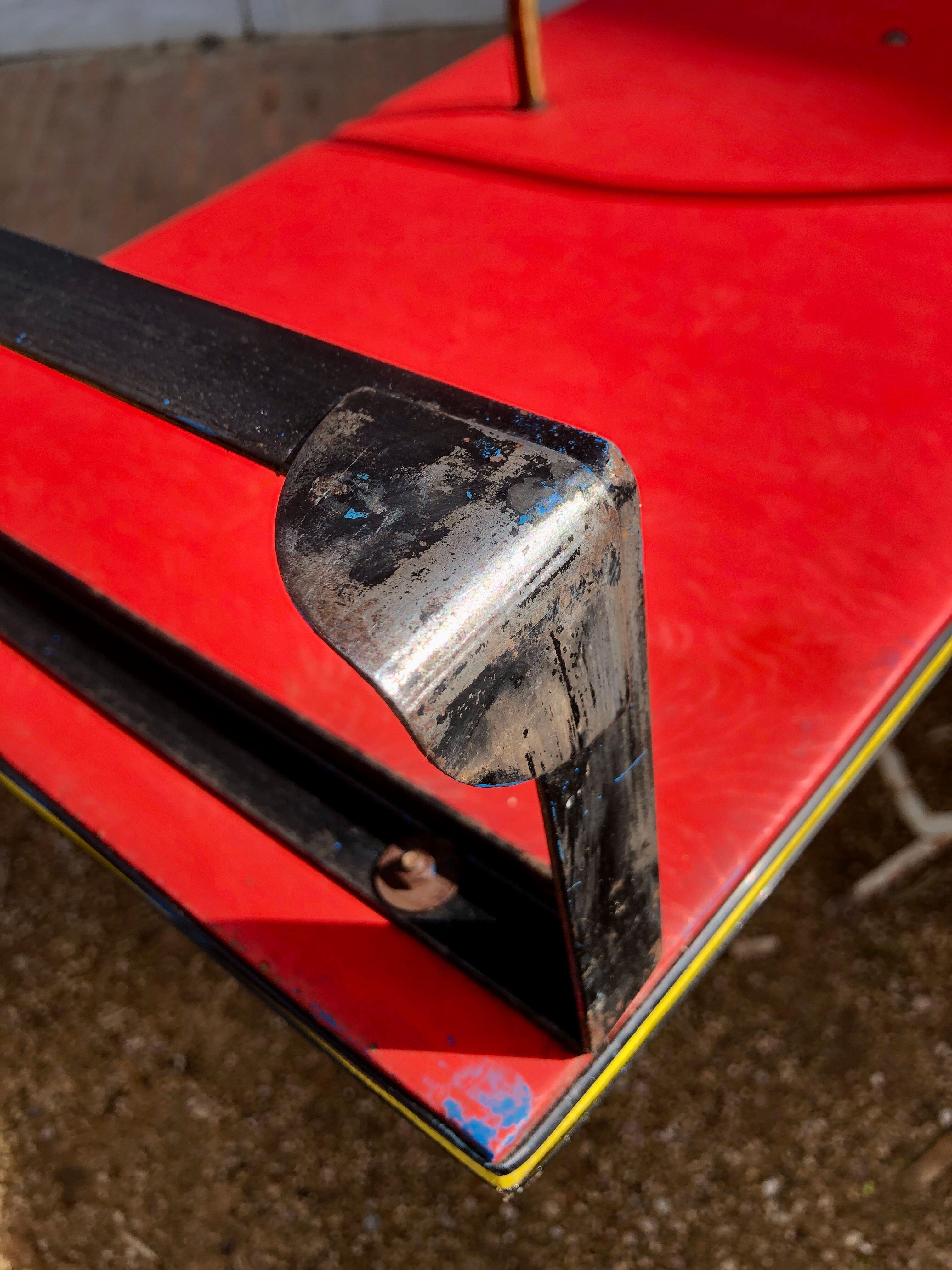 Porte-manteau rouge 1950 miroir forme libre patères laiton